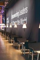 Kivi-nojatuoleja sekä Saarni-puupöytiä rivissä Nordic Business Forumissa